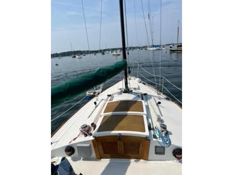 j24 sailboat cruising