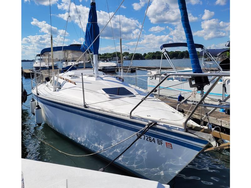 1986 hunter 28.5 sailboat